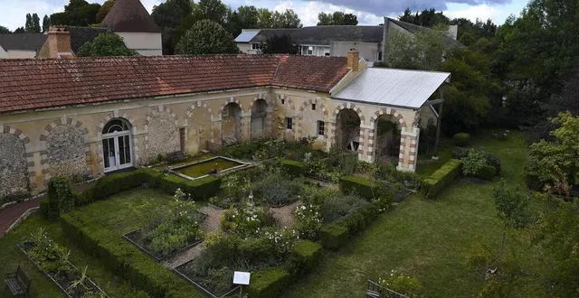 photo  le cloître de l’abbaye sera restauré et l’accueil refait également.  &copy;  archives le maine libre – denis lambert 
