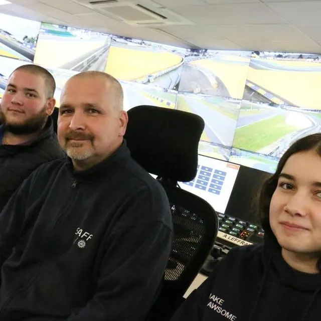 photo alexandre lefray avec ses deux enfants, également bénévoles sur la course, amandine et julien, dans le pc course du circuit des 24 heures.  ©  ouest france