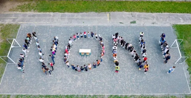 photo  courrier accompagné des photos prises d’un drone dans l’école avec les élèves.  &copy;  ouest-france 