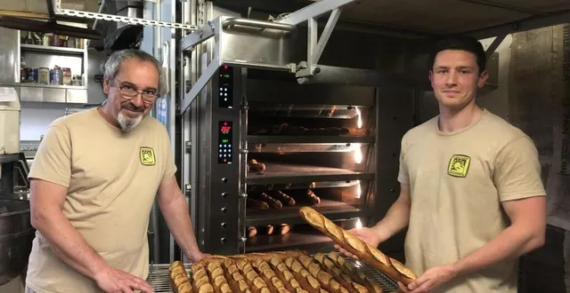 photo  jean-françois havard et luke roger fabriquent la meilleure baguette tradition de la sarthe, mais pour combien de temps ? leur titre sera remis en jeu lors du concours qui se déroule lors la fête du pain et des céréales à l’arche de la nature.  &copy;  le maine libre 