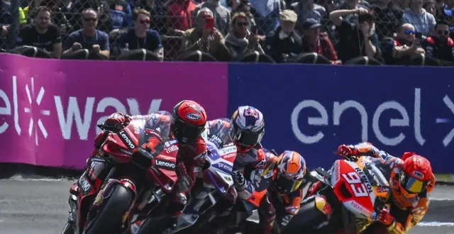 photo  le départ de la course motogp sera donné à 14 h.  &copy;  le maine libre – denis lambert 