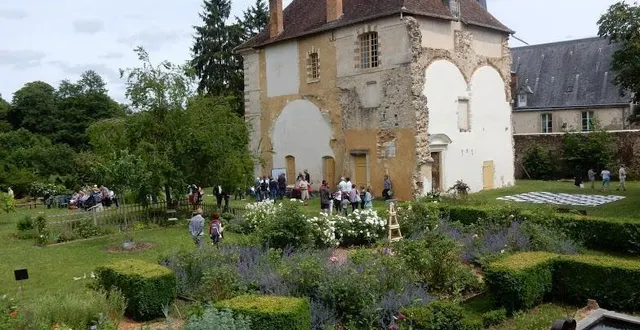photo  la fondation du patrimoine, la mairie de tuffé – val-de-la-chéronne (sarthe) et l’association des amis de l’abbaye de tuffé lancent une collecte de dons pour la restauration du cloître de l’abbaye.  &copy;  archives ouest-france 