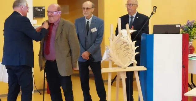 photo  michel chollet a été décoré en tant que chevalier des palmes académiques  &copy;  ouest-france 