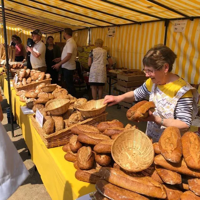 photo les artisans ont pu présenter leurs produits au public venu à la fête du pain, à l’arche de la nature au mans.  ©  le maine libre