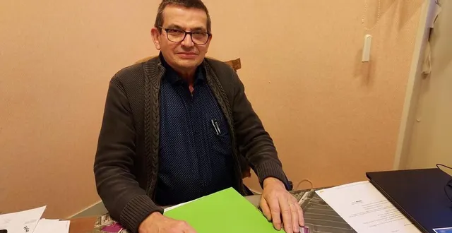 photo  pierre chivard, maire de carrouges, espère convaincre ses concitoyens d’adhérer au principe d’épargne solidaire.  &copy;  ouest-france 