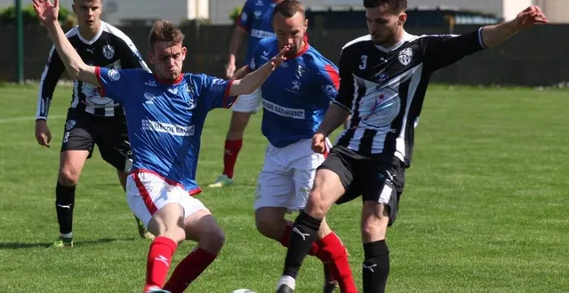 photo  l’ernéen delangle ici à la lutte avec le spayen roger aura tout fait pour prendre l’avantage, en vain !  &copy;  jacques chaudet 