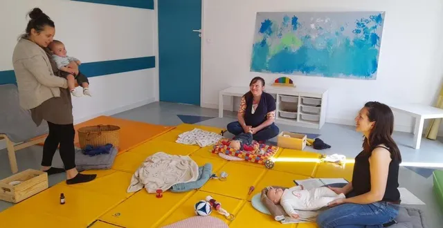 photo  marjolaine, yann, nicole et charlotte, en compagnie de mélanie surot, lors de la séance des cercles de mamans et bébés, ce vendredi.  &copy;  co 