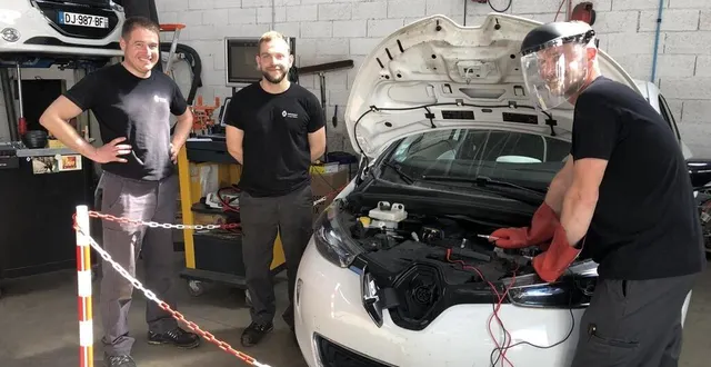 photo  guillaume leroux (tout à gauche), responsable du garage renault à saint-gervais-en-belin, et deux de ses employés, se sont formés pour devenir techniciens experts en réparation de voitures électriques.  &copy;  le maine libre 