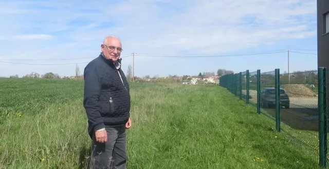 photo  joël juillet sur la parcelle où va être construite l’aire de stockage d’eau, à aigné (sarthe).  &copy;  ouest-france 