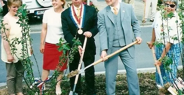 photo  comme à schmitten, lors du 20e anniversaire en 2001, un arbre sera planté pour les 40 ans du jumelage, jeudi soir, à sainte-gauburge.  &copy;  archives ouest-france 