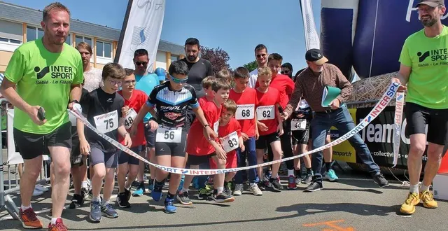 photo  les enfants étaient dans les starting-blocks pour la course des familles, dimanche 14 mai 2023, pour la deuxième édition de l’apel des foulées, à sablé-sur-sarthe.  &copy;  ouest-france 