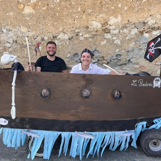 photo l’équipe la piraterie qui espère réussir à passer la ligne d’arrivée avec leur bateau fortement ralenti, pour la deuxième descente lors de la course de caisses à savon d’oizé le dimanche 14 mai.  ©  ouest-france