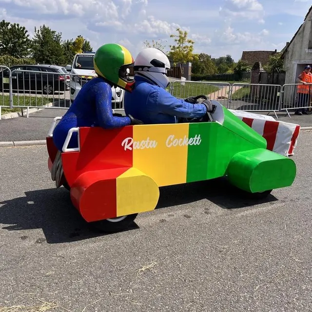 photo la team rasta cockett et sa caisse inspirée d’un bobsleigh.  ©  ouest-france