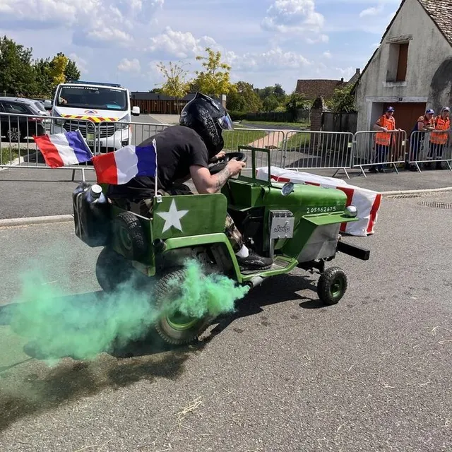 photo une jeep militaire haute en couleur.  ©  ouest-france