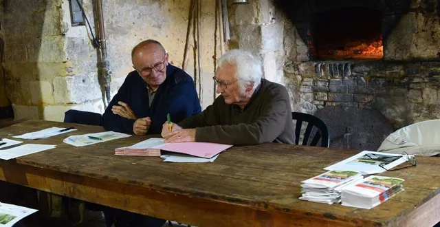 photo  régis bourneuf et jean-claude pellemoine, signataire du partenariat entre la commune et la fondation du patrimoine.  &copy;  le maine libre 