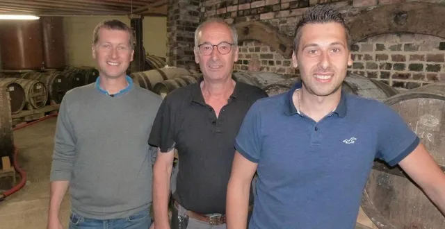 photo  sébastien, didier et david gautard, passage du relais d’une génération à l’autre à la ferme du perrey-picot.  &copy;  ouest-france 