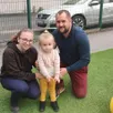 photo  la petite emma, avec ses parents laura et benjamin, a découvert son futur univers scolaire.  