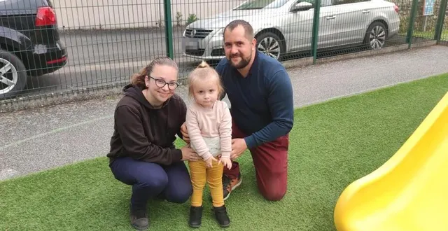 photo  la petite emma, avec ses parents laura et benjamin, a découvert son futur univers scolaire.   &copy;  le maine libre 