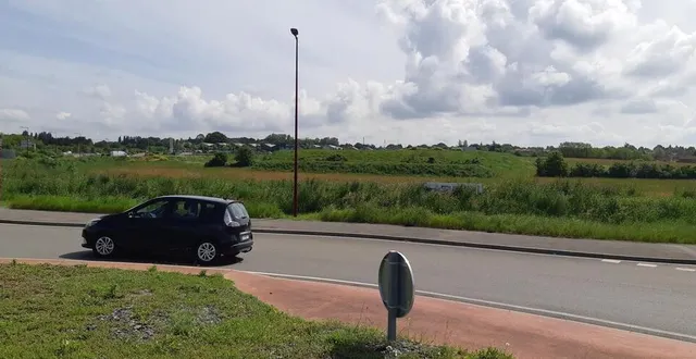photo  vue à partir du rond-point de la station-service sur la zone du bois du breuil avec le magasin truffaut en arrière-plan. ce sont 9 hectares répartis en deux parcelles l’une pour super u et l’autre pour une zone d’activités tertiaires.  &copy;  le maine libre 