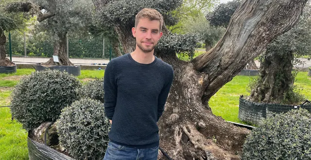 photo portrait. romain tixier, expert en végétaux d'exception à la serre tixier, à st-lambert-des-levées &copy; la serre tixier
