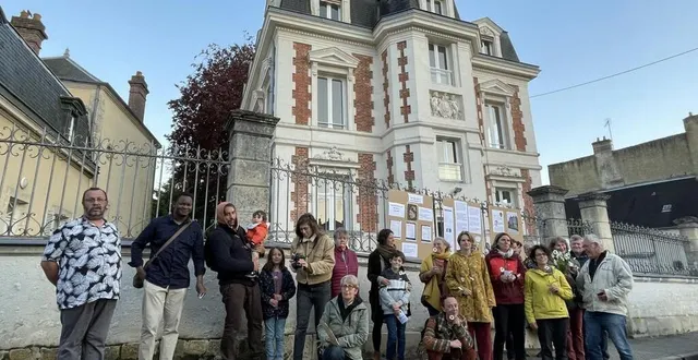 photo  une trentaine de personnes ont mené une action, samedi 13 mai, à bellême, devant la maison boucicaut pour faire partager leur inquiétude sur son avenir.  &copy;  ouest-france 