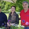 photo  le nouveau président du comité des fêtes, anthony queijo et frédérique friot, vice-présidente, encadrent juliette papiernik, céramiste et exposante. 