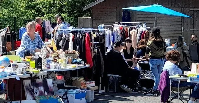 photo  le soleil au rendez-vous pour le retour du bric-à-brac des parents d’élèves.  &copy;  le maine libre 