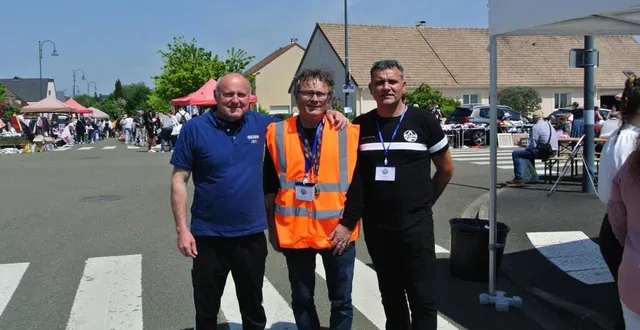 photo  hervé lemagueresse, président de l’egr foot (à gauche) avec teddy et pascal lougis, vice-président en charge de la logistique du bric-à-brac.  &copy;  ouest-france 