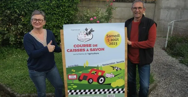 photo  laëtitia boissé-chauveau, chargée de communication, et michel gautier, président de l’association comice parcé, présentent l’affiche de la course de caisses à savon.  &copy;  ouest-france 
