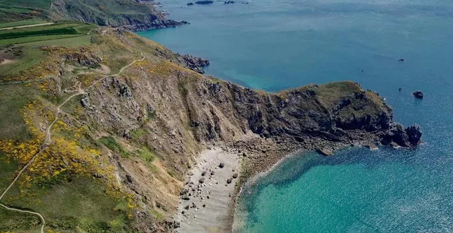 photo  balayées par les vents et les grandes marées de la manche, les falaises du nez de jobourg, à la hague, reprennent des couleurs à l’arrivée du printemps.  &copy;  jean-michel niester / ouest-france 