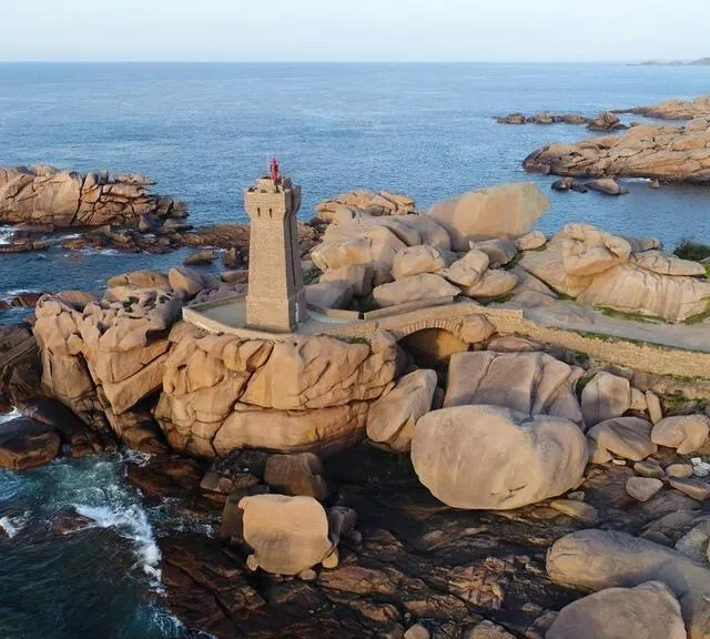 photo le phare de ploumanac’h à perros-guirec, sur la côte de granit rose (côtes-d’armor).  ©  thomas brégardis / archives ouest-france