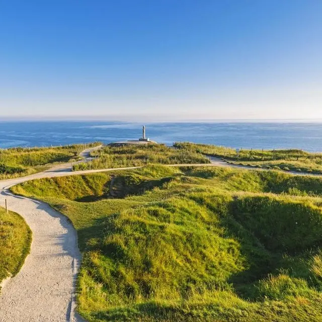 photo la pointe du hoc, à cricqueville-en-bessin (calvados).  ©  franck guiziou / hemis.fr