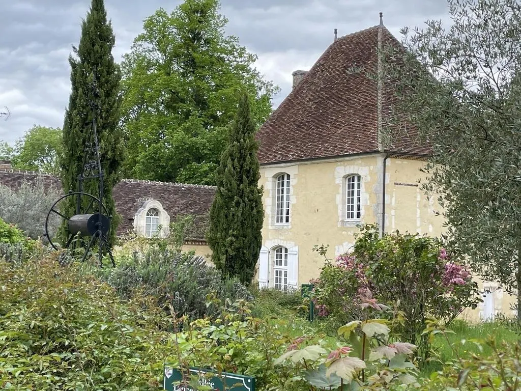ils-vendent-leur-ch-teau-normand-4-millions-d-euros-sur-le-bon-coin