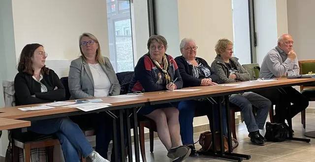 photo  lucie arley (à gauche) a présenté le dossier de la future signalétique touristique à ecouché.  &copy;  ouest-france. 