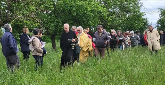 photo  aux côtés du père hervé-marie cotten (au centre avec les lunettes), une quarantaine de paroissiens ont assisté au retour des rogations sur le territoire sabolien, lundi 15 mai 2023, à avoise.  &copy;  ouest-france 