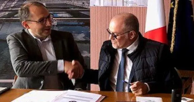 photo  patrick rodhain a signé le contrat avec le représentant d’eaux de normandie.  &copy;  ouest-france 