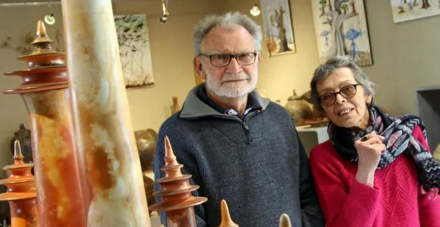 photo  jean grison et patricia désiré, au milieu des arbres revisités par leur imaginaire.  &copy;  le maine libre 