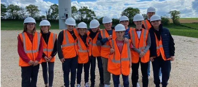photo  après un premier travail en classe sur la production des énergies renouvelables, un groupe de 23 collégiens s’est rendu dans le parc éolien de thoigné-courgains. ils ont pu observer sur place le fonctionnement d’une éolienne et être sensibilisés sur les enjeux de la production d’électricité renouvelable.  &copy;  le maine libre 
