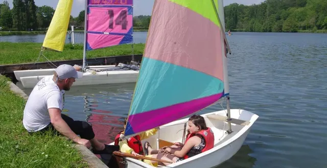 photo  mickaël rinnaert en pleine initiation de voile.  &copy;  le maine libre 