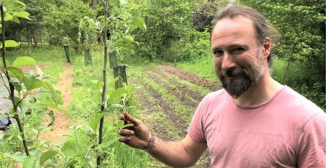 photo  gilles bonneaud a lancé son activité de maraîchage bio voilà près d’un an. aujourd’hui, il souhaite se diversifier en développant la vente de petits arbres, et en créant des hébergements insolites.  &copy;  le maine libre 