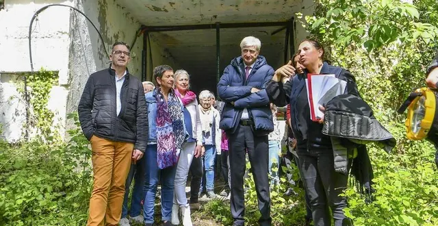 photo  luché-pringé, mardi 16 mai 2023. au centre dominique le mèner, président du conseil départemental, ici devant l’entrée des galeries où hiberne une importante colonie de chauves-souris.  &copy;  le maine libre – yvon loué 
