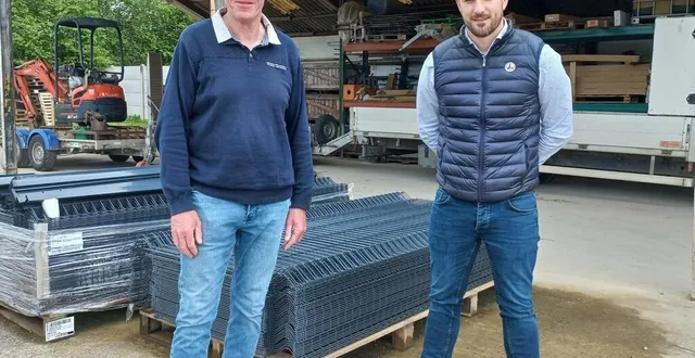 photo  romain ouvrard ( à d) prend la suite d’eric chauvin à la tête de la société « clôtures blot-chauvin »  &copy;  ml 