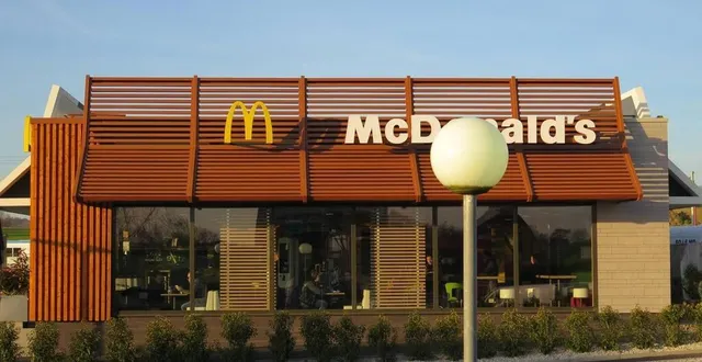 photo  le premier mcdo de villaines-la-gonais était le premier de l’a11 à ouvrir, en octobre 2016.  &copy;  archives 