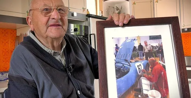 photo  pierre lebert a peint les numéros sur les voitures des 24 heures du mans pendant des années. sur la photo qu'il tient, il était en démonstration au classic british welcome de saint-saturnin.  &copy;  ouest-france 