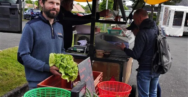photo  pierre bourillon, le maraîcher de saint-denis, au premier plan, et jean noël ligier, à l’arrière-plan, éleveur de porcs laineux à saint-léonard-des-bois, sont présents chaque vendredi.  &copy;  ouest-france 