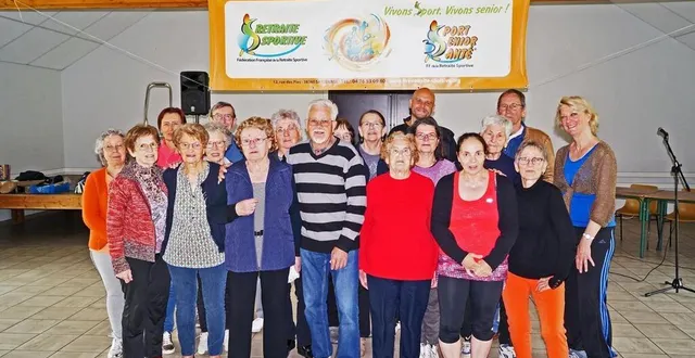 photo  régis halbout, au centre, entouré des retraités qui viennent de terminer une séance de gymnastique, animée par farid ouatmani.  &copy;  ouest-france 
