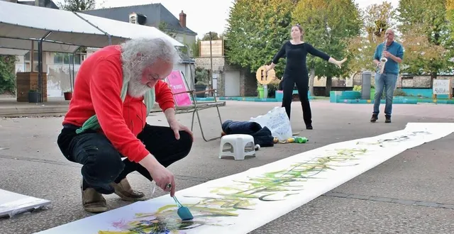 photo  le samedi 29 octobre 2022, place dom-guéranger, à sablé-sur-sarthe, abdollah kiaïe faisait parler ses talents de calligraphe.  &copy;  archives ouest-france 