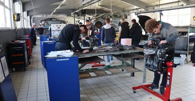 photo  six élèves de mécanique auto ont participé à la sélection départementale et régionale pour le concours du meilleur ouvrier de france, jeudi 18 mai 2023.  &copy;  ouest-france 