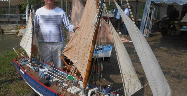 photo  gerard le gallic devant les thoniers miniatures de sa fabrication.  &copy;  ouest-france 