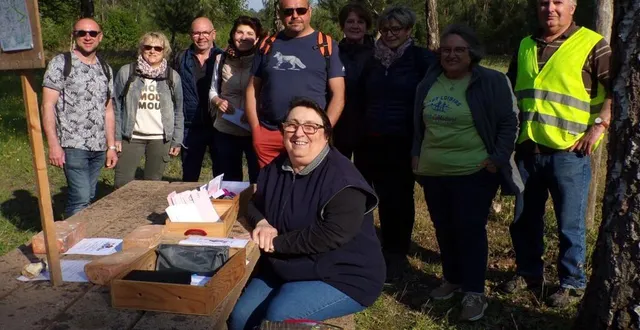 photo  un petit groupe de randonneurs parmi tant d’autres au départ sur le terrain de vaulembert.  &copy;  le maine libre 